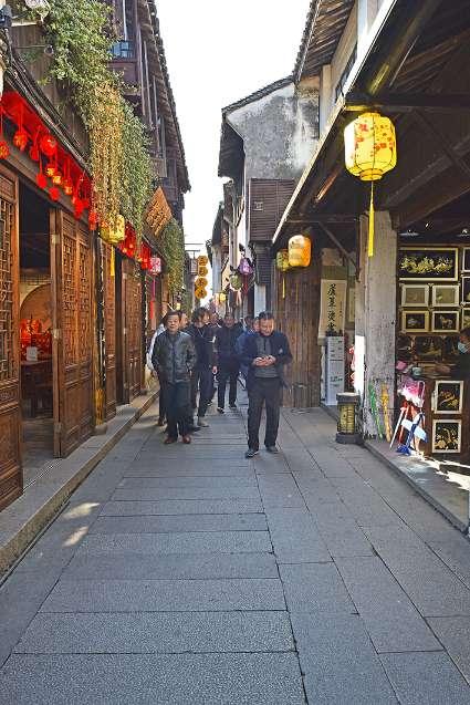 王一博与兄弟的热情拥抱:华晨宇在圈中的尴尬处境